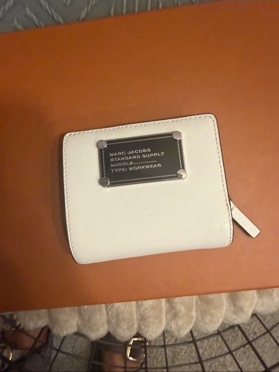 Marc Jacobs Accessories - Marc Jacobs White Leather Zip Card Holder with Metal Nameplate